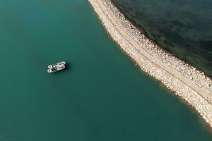 estrada e barcos em a lago. tiro dentro Sayram lago dentro xinjiang, China. foto