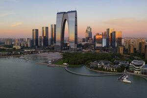 cbd edifícios de a lago dentro suzhou, China dentro a manhã. foto