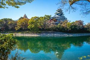 Castelo de Okayama também conhecido como ujo pelo rio Asahi em Okayama no Japão foto