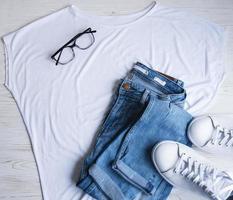 conjunto de roupas femininas elegantes. roupa de mulher em fundo de madeira foto