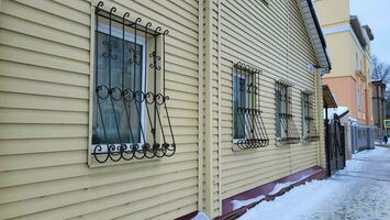 fachada com janelas e openwork grades em uma inverno dia. foto