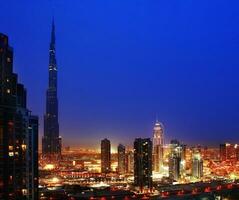 dubai centro da cidade às noite foto