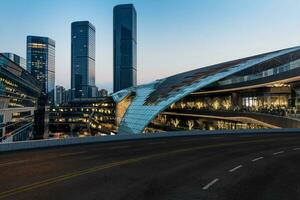 asfalto estrada e urbano construção do suzhou, entrada de automóveis e estrada. foto