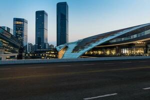 asfalto estrada e urbano construção do suzhou, entrada de automóveis e estrada. foto