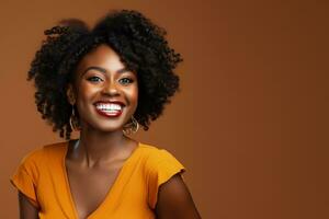 feliz jovem africano americano mulher com Preto encaracolado afro cabelo estilo e grande cheio de dentes sorrir em Castanho fundo com cópia de espaço, ai generativo foto