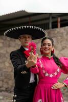 jovem hispânico mulher e homem dentro independência dia ou cinco de maionese parada ou cultural festival foto