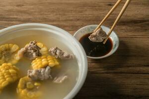 milho e carne de porco osso sopa, delicioso chinês Comida. foto