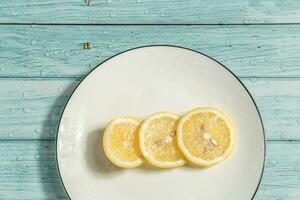 a fruta limão em a azul mesa, legal luz fundo foto