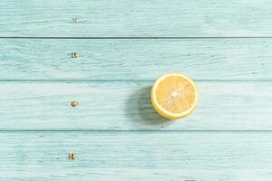 a fruta limão em a azul mesa, legal luz fundo foto