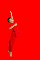 pequeno Garoto moda sorridente criança dentro vermelho chinês vestir, estilo e moda Ideias para crianças. chinês Novo ano foto