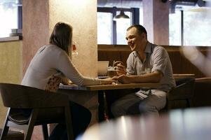 jovem casal em um café foto