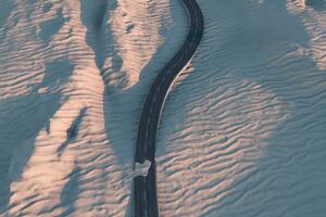 a acenando estrada dentro a deserto, 3d Renderização foto