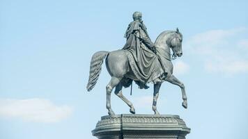 Dresden, Saxônia, Alemanha - estátua do rei johann perto catedral do piedosos trindade e Estado ópera. paisagem urbana sobre histórico e Turística centro da cidade às Primavera ensolarado dia foto