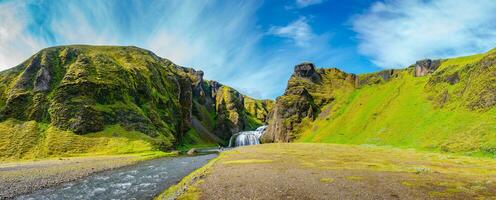 panorâmico sobre Maravilhoso cascata stjornarfoss às azul céu e ensolarado dia dentro sul Islândia foto