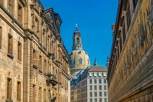 Dresden, Saxônia, Alemanha. famoso histórico centro da cidade augusto rua com longo, dramático mural parede fez do porcelana azulejos retrata saxão governantes foto