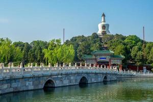 pagode branco do parque beihai em pequim, china foto