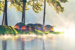 aventuras acampando e acampando pela manhã com neblina leve em pang-ung, mae hong son, tailândia foto