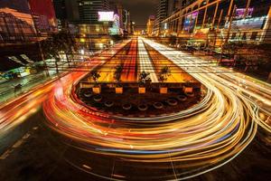 borrão de movimento abstrato, trilhas de semáforos de velocidade na estrada, longa exposição foto