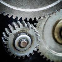 close-up de antigas engrenagens de metal de engrenagem foto