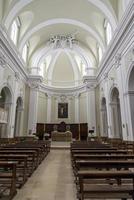 acquasparta, itália 2020- interior da catedral de santa cecília na cidade de acquasparta foto