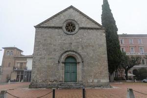 acquasparta, itália 2020- igreja de san francesco fora da cidade de acquasparta foto