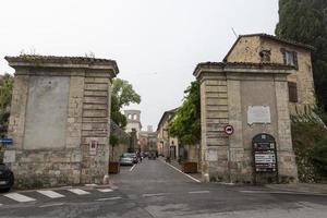 acquasparta, itália 2020 - entrada para corso dei lincei no centro da cidade de acquasparta foto