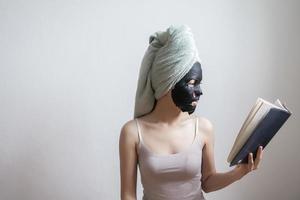 Mulher bonita com máscara facial preta, conceito de estilo de vida foto
