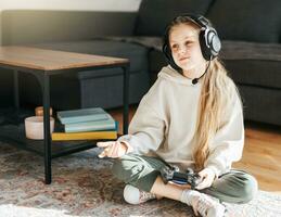 pequeno menina jogando em jogos console foto