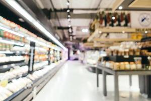 borrão abstrato e compras de supermercado desfocadas em loja de departamentos foto