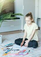 criança menina desenhando com colorida lápis foto