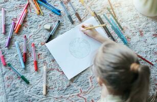 criança menina desenhando com colorida lápis foto