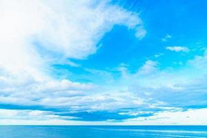 nuvem branca no céu azul com vista do mar foto