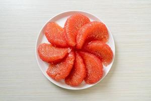 pomelo vermelho fresco ou toranja no prato