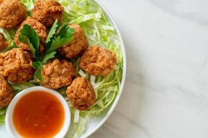 bolinho de camarão cozido com molho apimentado foto