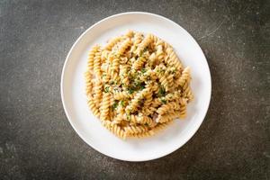 spirali ou pasta espiralada com molho de creme de cogumelos com salsa - comida italiana