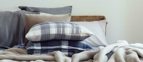 cinzento roupa de cama pilha com casa placa e suave almofadas e cobertor têxtil conceito foto