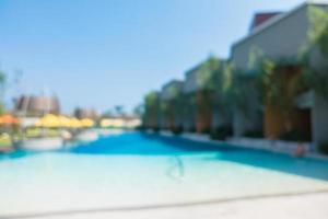 borrão abstrato piscina desfocada em hotel resort de luxo foto