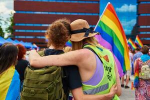 dois masculino amigos com arco Iris bandeiras em orgulho demonstração foto