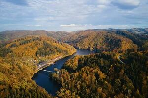 outono panorama com montanhas e rio, aéreo topo Visão foto