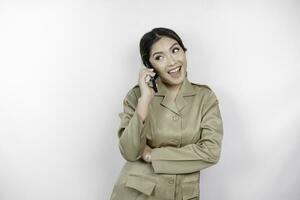 sorridente governo trabalhador mulher enquanto falando em a telefone. pns vestindo cáqui uniforme. foto