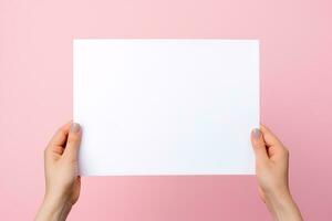 uma humano mão segurando uma em branco Folha do branco papel ou cartão isolado em Rosa fundo. ai gerado foto