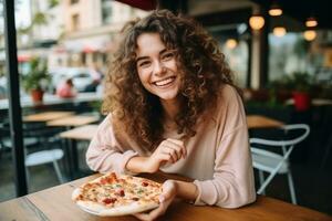 menina come pizza dentro rua cafeteria foto