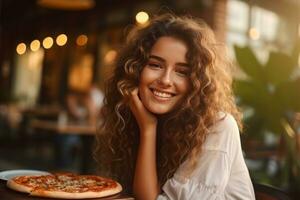 menina come pizza dentro rua cafeteria foto