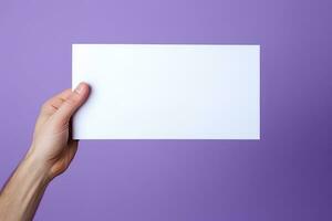uma humano mão segurando uma em branco Folha do branco papel ou cartão isolado em roxa fundo. ai gerado foto