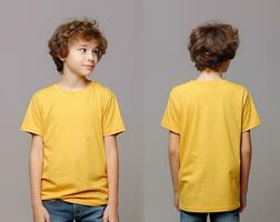 frente e costas Visualizações do uma pequeno Garoto vestindo uma amarelo camiseta. ai gerado foto