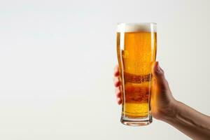 uma masculino mão segurando acima uma vidro do Cerveja isolado em uma branco fundo com cópia de espaço. ai gerado foto