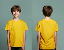 frente e costas Visualizações do uma pequeno Garoto vestindo uma amarelo camiseta. ai gerado foto