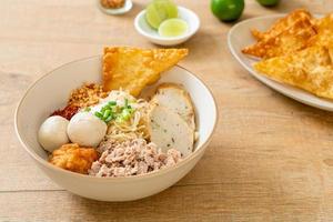 macarrão de ovo picante com bolinho de peixe e bolinho de camarão sem sopa - comida asiática foto