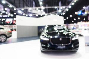 borrão abstrato e desfocado carro e exposição automóvel foto