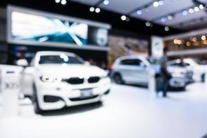 borrão abstrato e desfocado carro e exposição automóvel foto